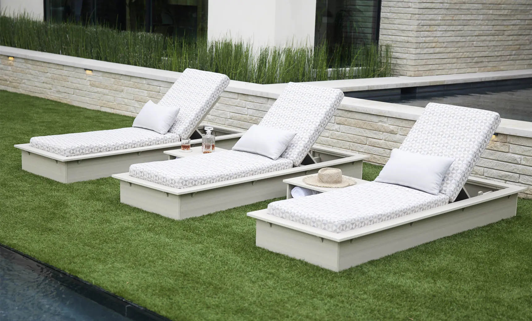 Echo Chaise lounge chair in gray fabric with wooden frame and curved backrest