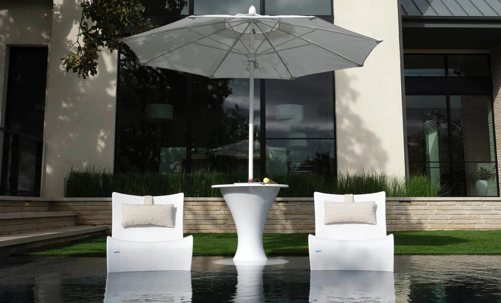 Autograph chair in brown leather with armrests and sleek wooden legs