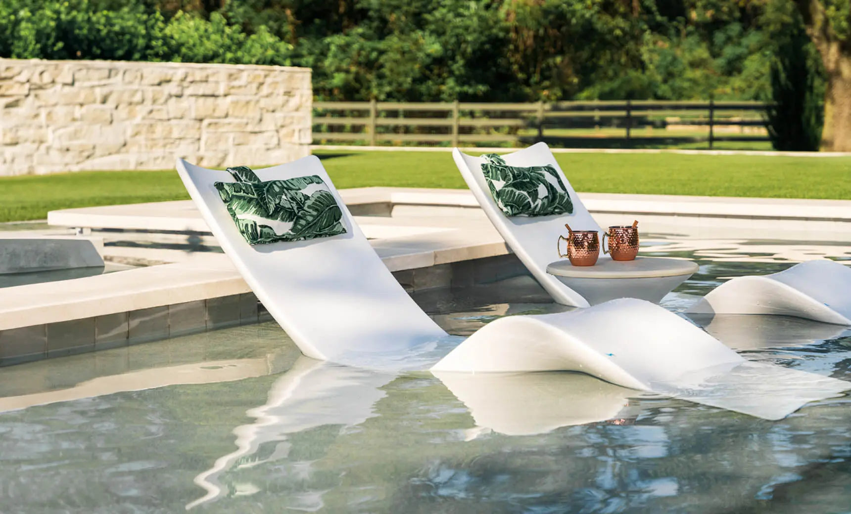 Autograph chaise lounge in brown leather with wooden frame and armrests