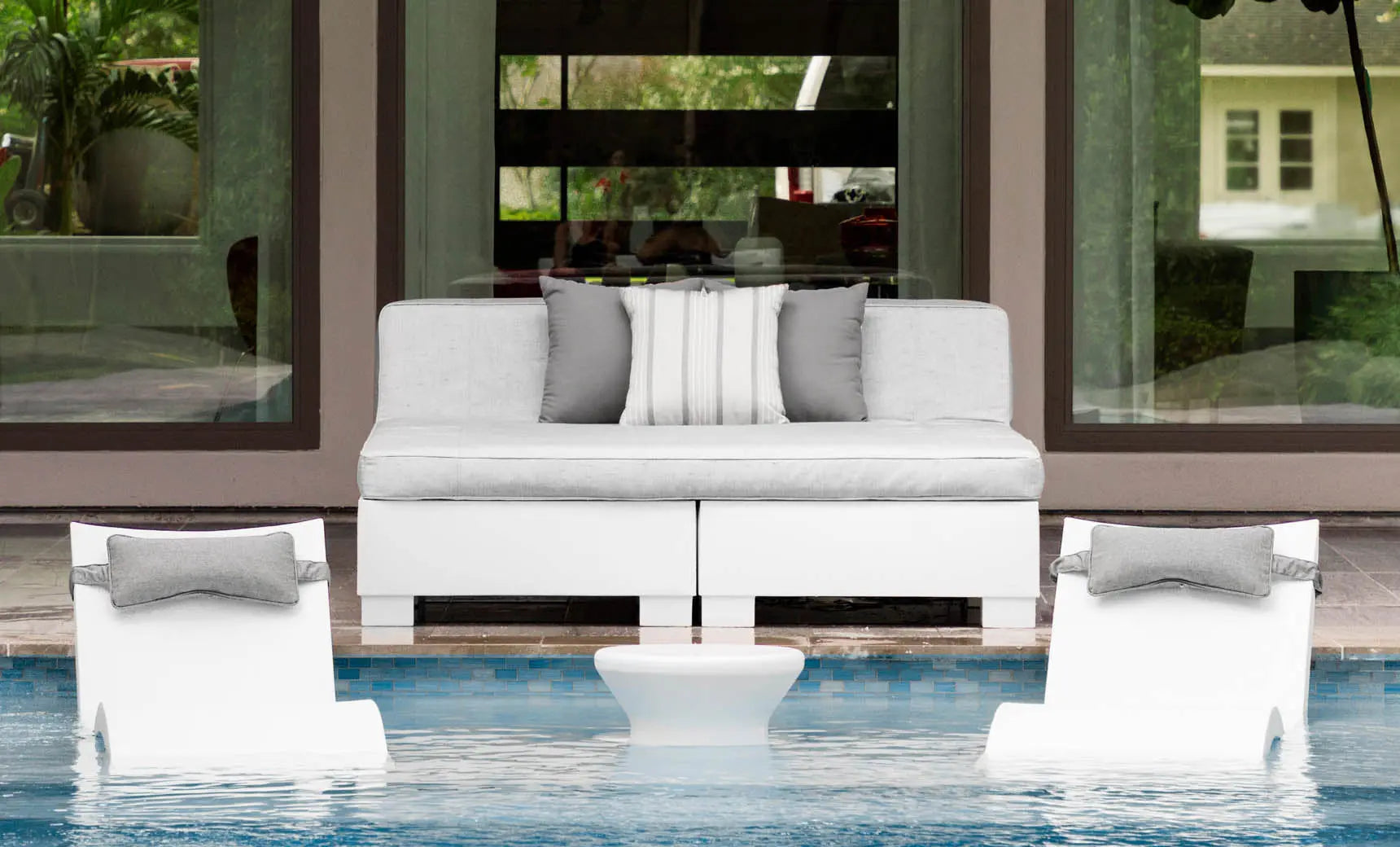 Affinity Square sunbed with adjustable backrest and cushioned seating