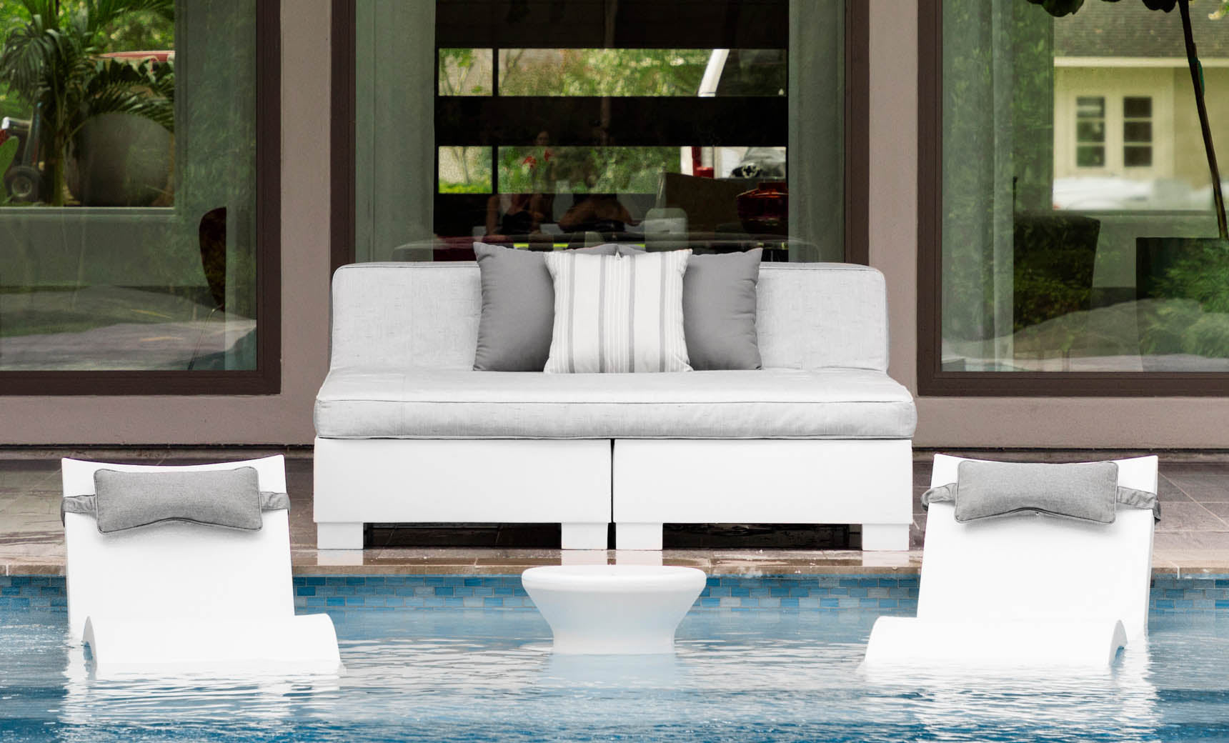 Affinity Square sunbed with adjustable backrest and cushioned seating