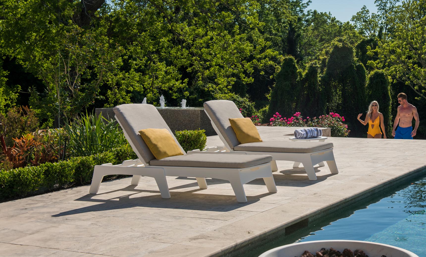 Mainstay chaise lounge in brown leather with armrests and footrest.