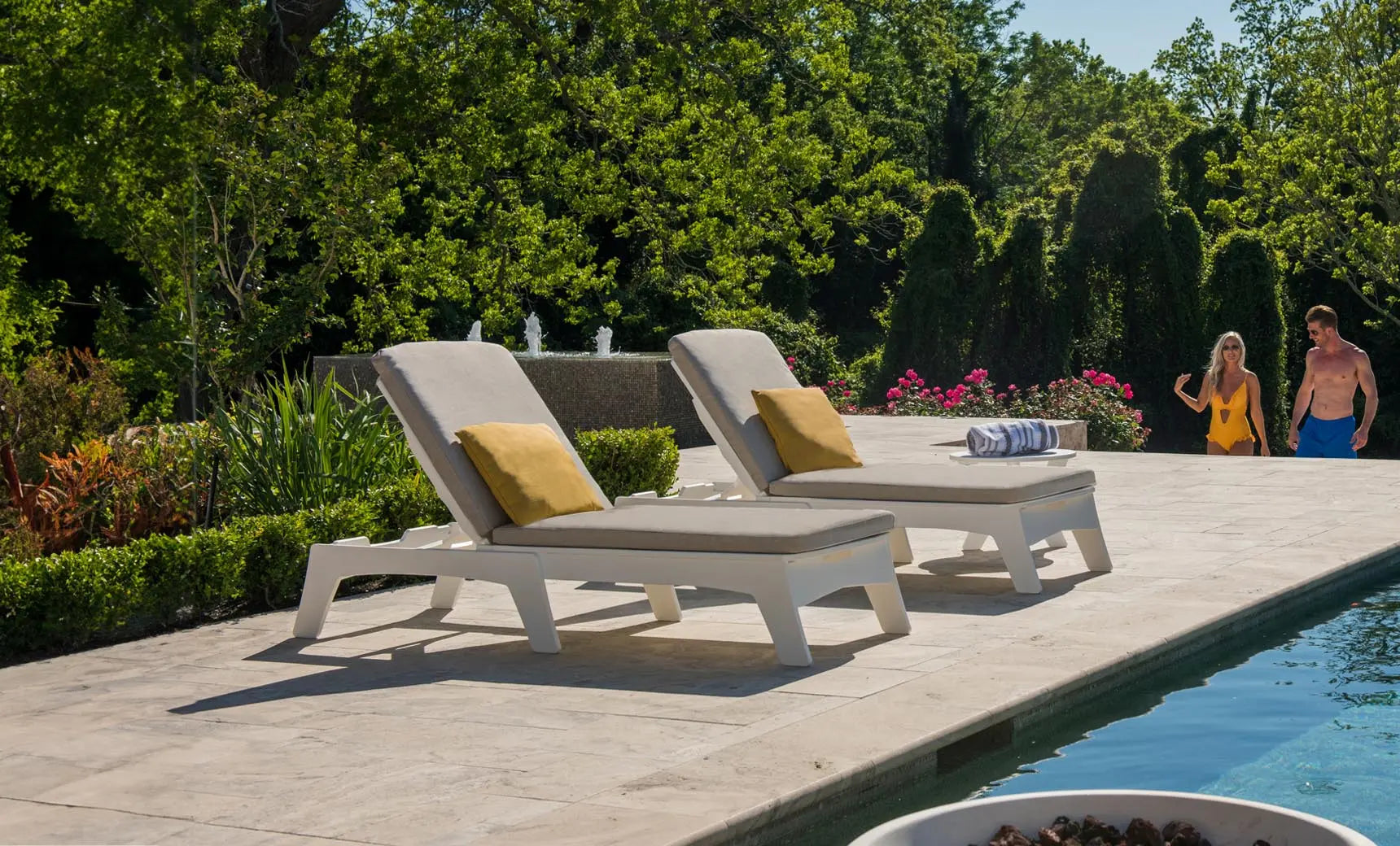 Mainstay chaise lounge in brown leather with armrests and footrest.