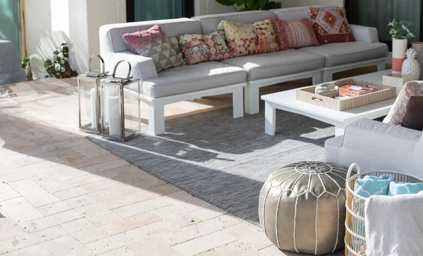 Mainstay sectional right armchair in beige fabric with wooden legs and curved backrest.