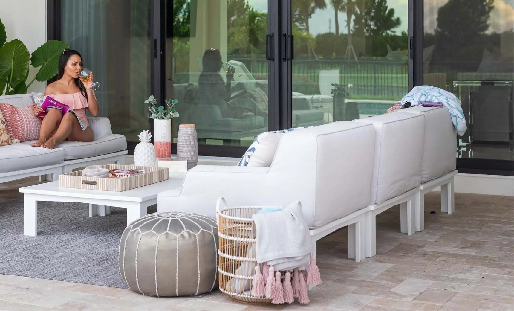 Mainstay sectional right armchair in beige fabric with wooden legs and curved backrest.
