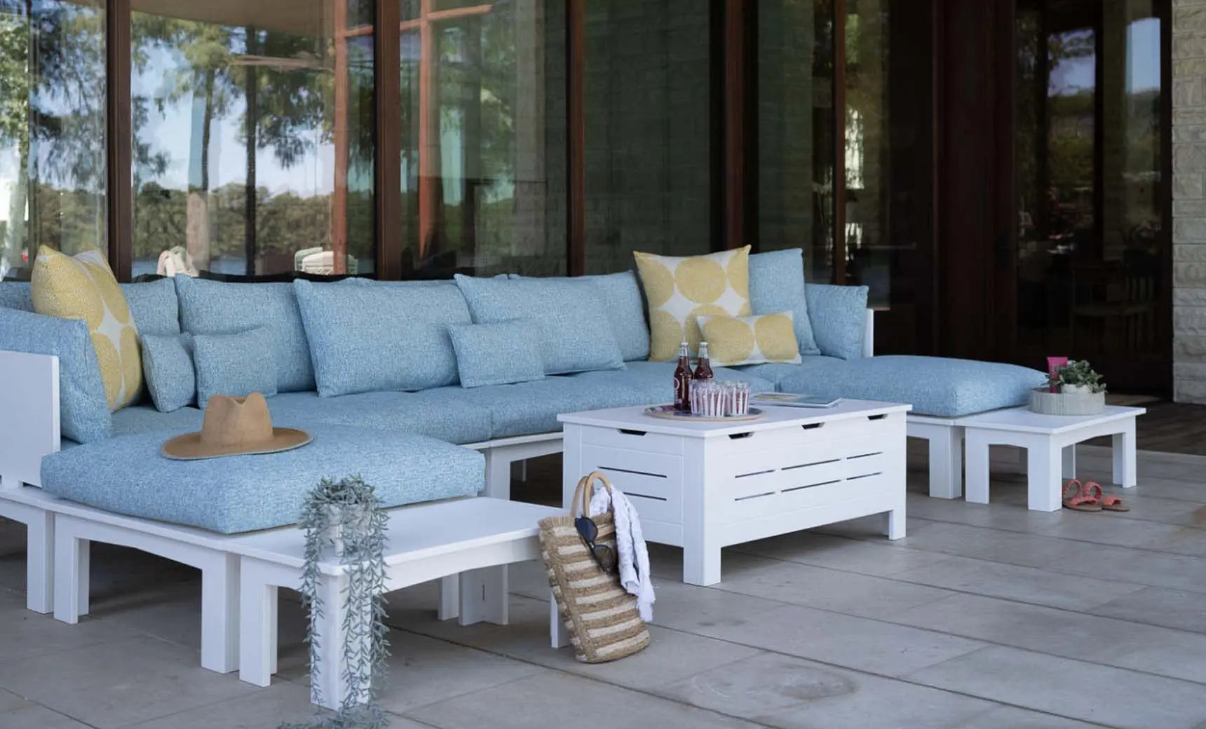 Mainstay sectional sofa with a relaxed right corner design in beige fabric