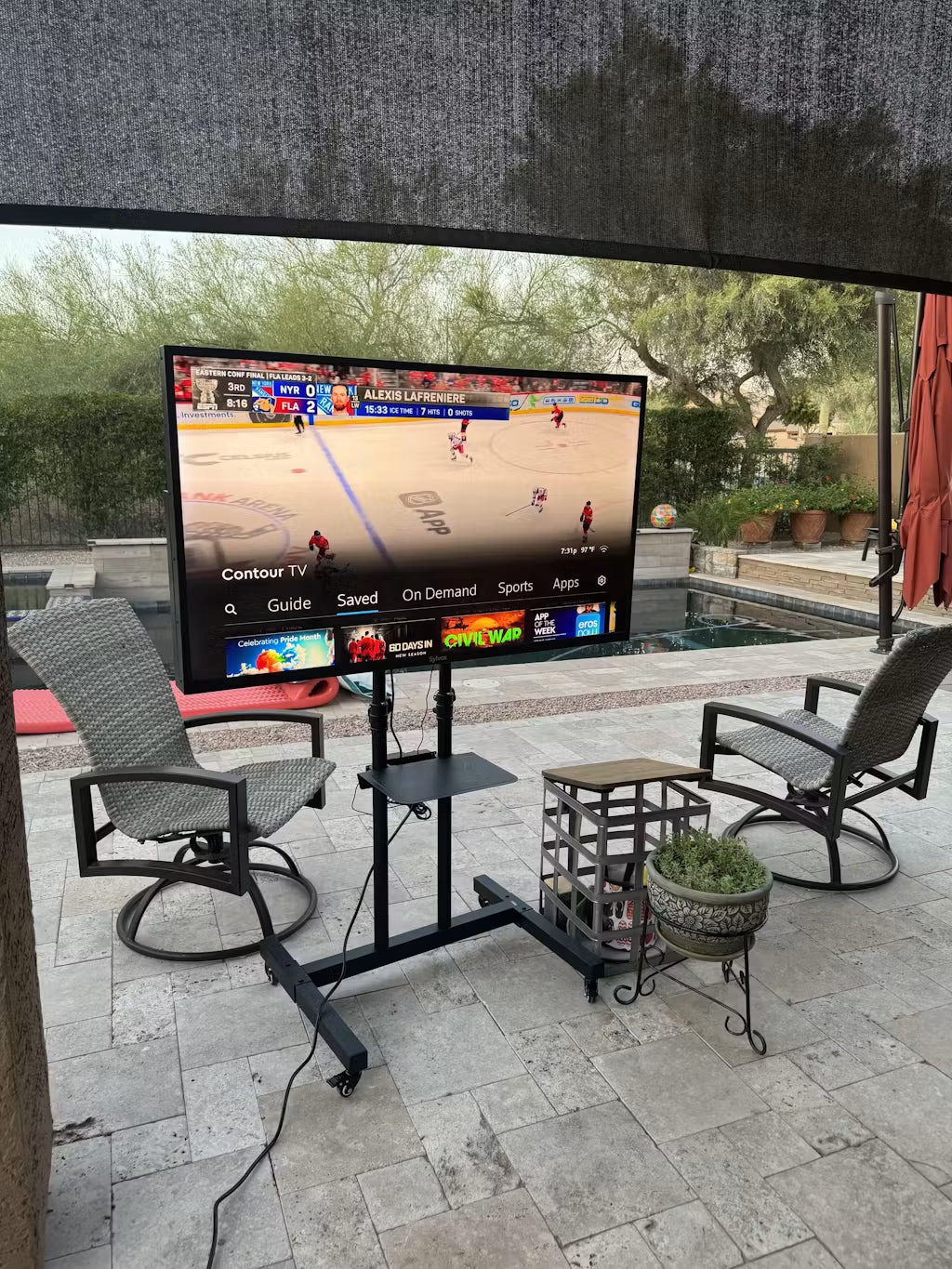 SYLVOX Deck Pro QLED 3.0 outdoor TV lifestyle