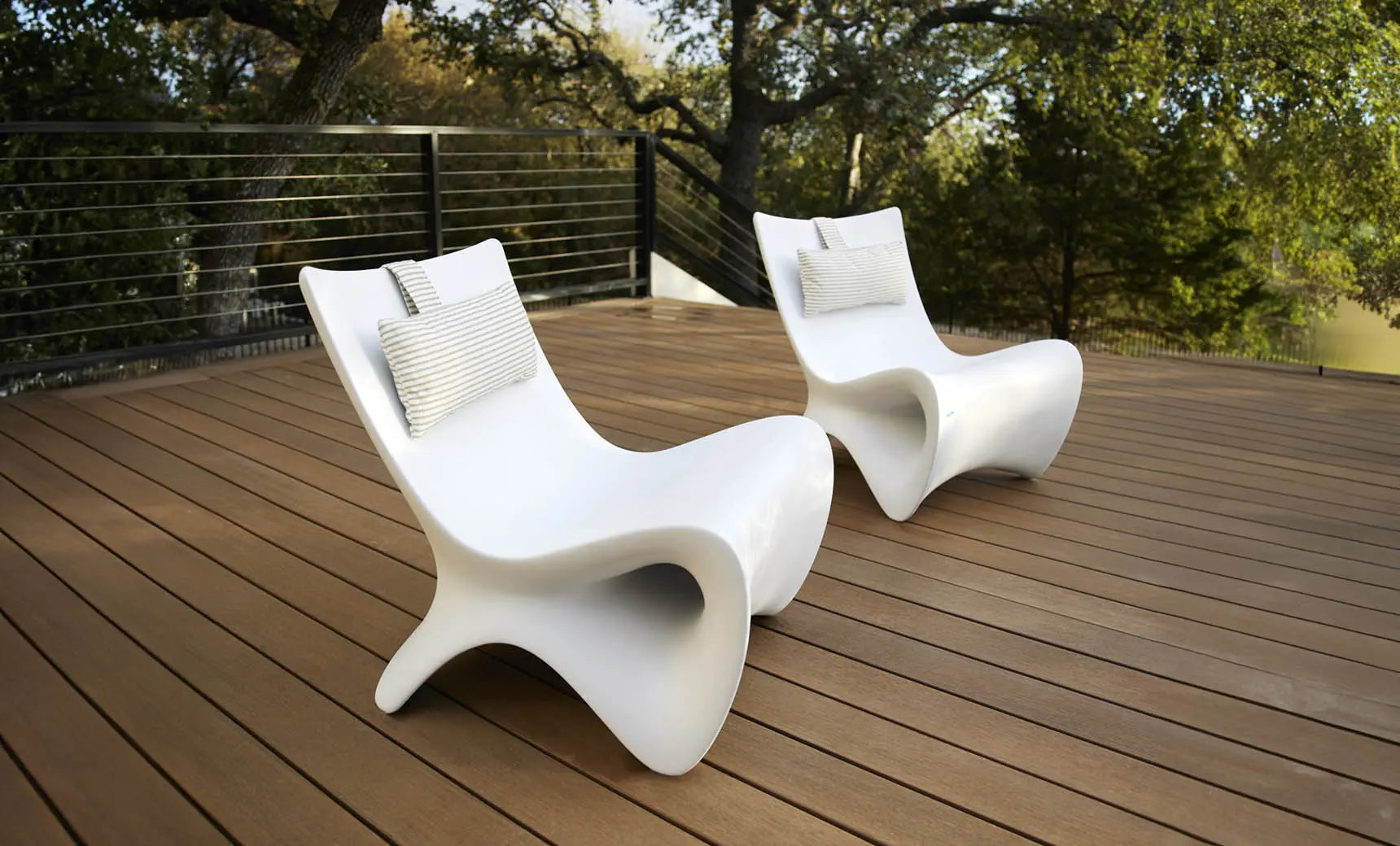 Autograph chair in modern design with sleek arms and breathable mesh backrest.