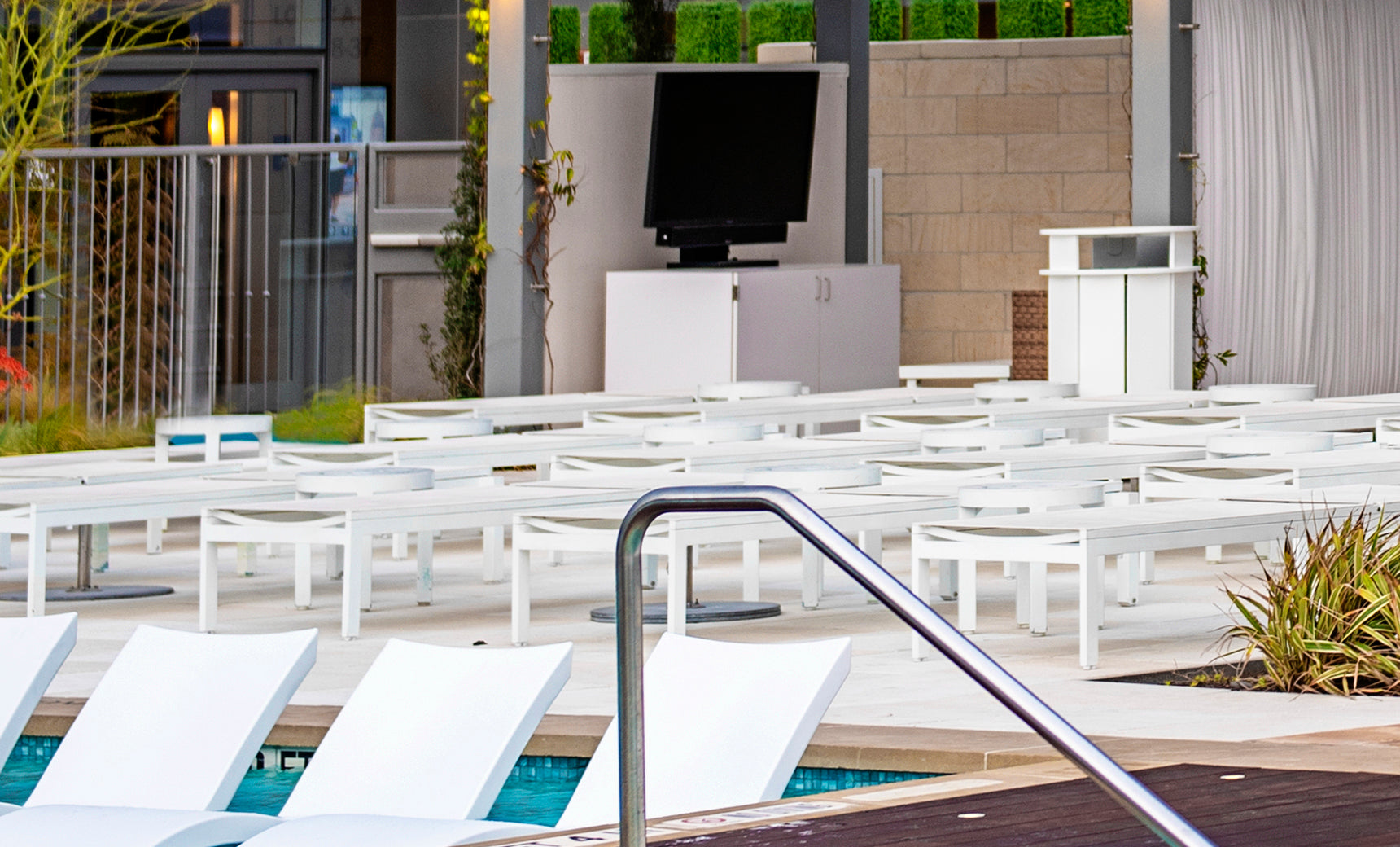 Mainstay outdoor trash bin in gray with a lid and wheels.