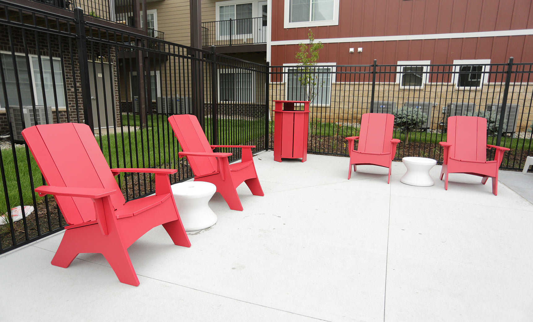 Mainstay outdoor trash bin in gray with a lid and wheels.