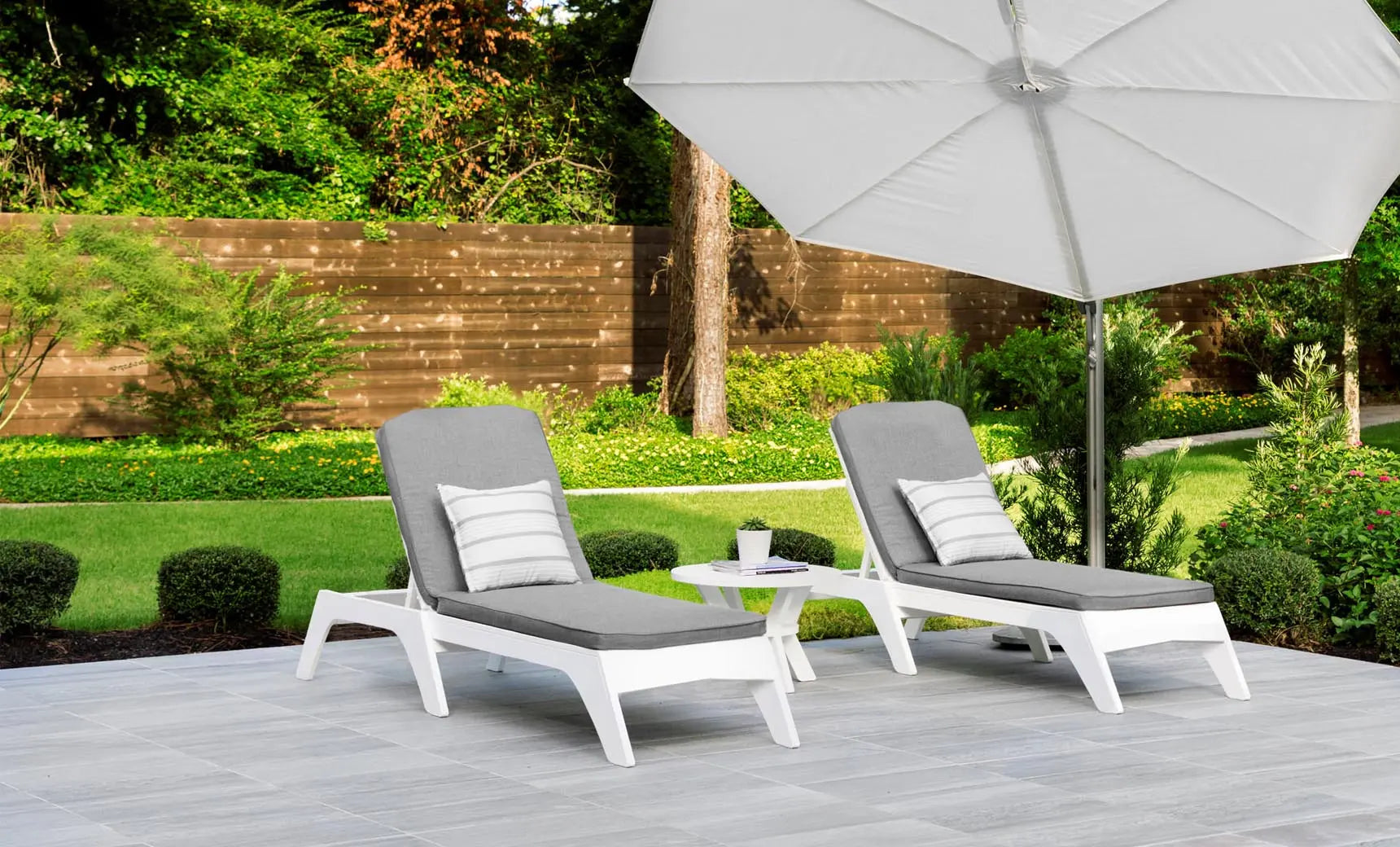 Mainstay chaise lounge in brown leather with armrests and footrest.