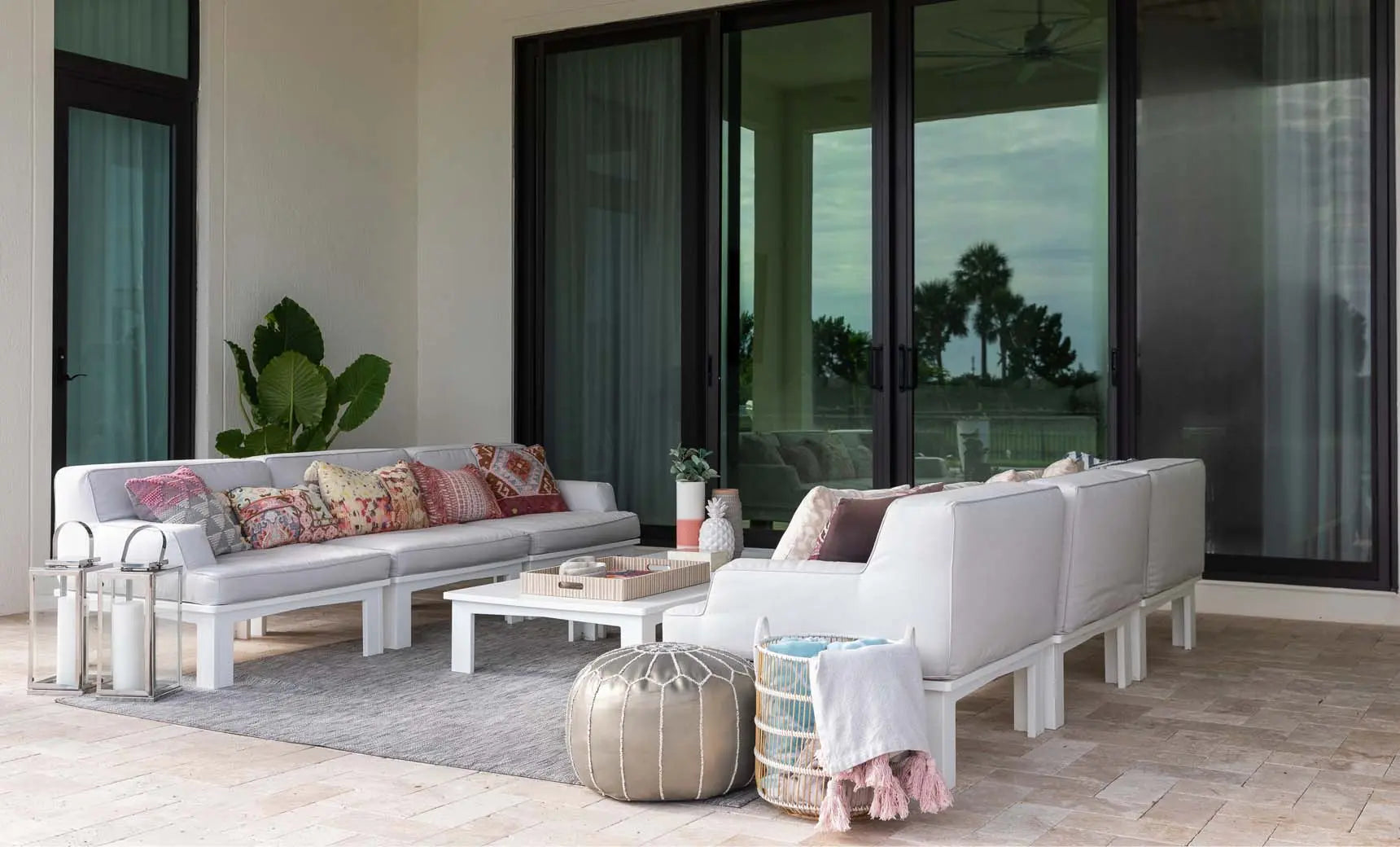 Mainstay sectional left armchair in beige fabric with wooden legs and curved backrest.