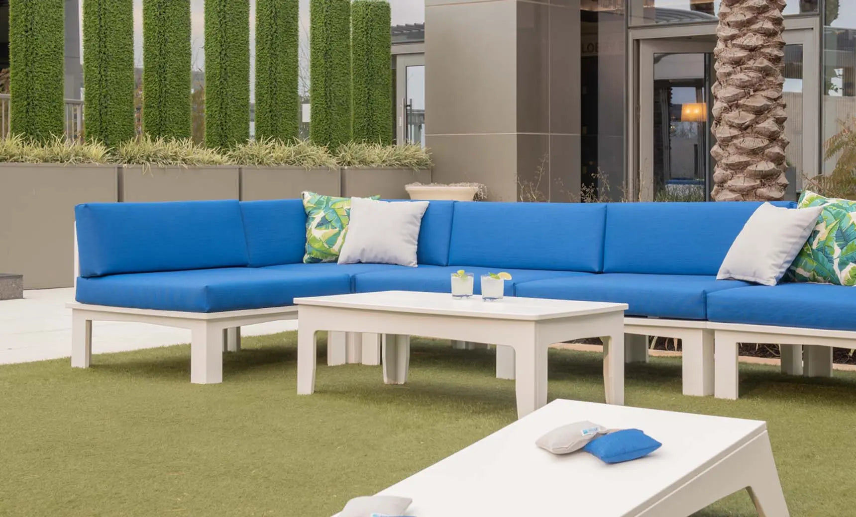 Mainstay sectional corner sofa in beige with L-shaped armrests and cream-colored cushions