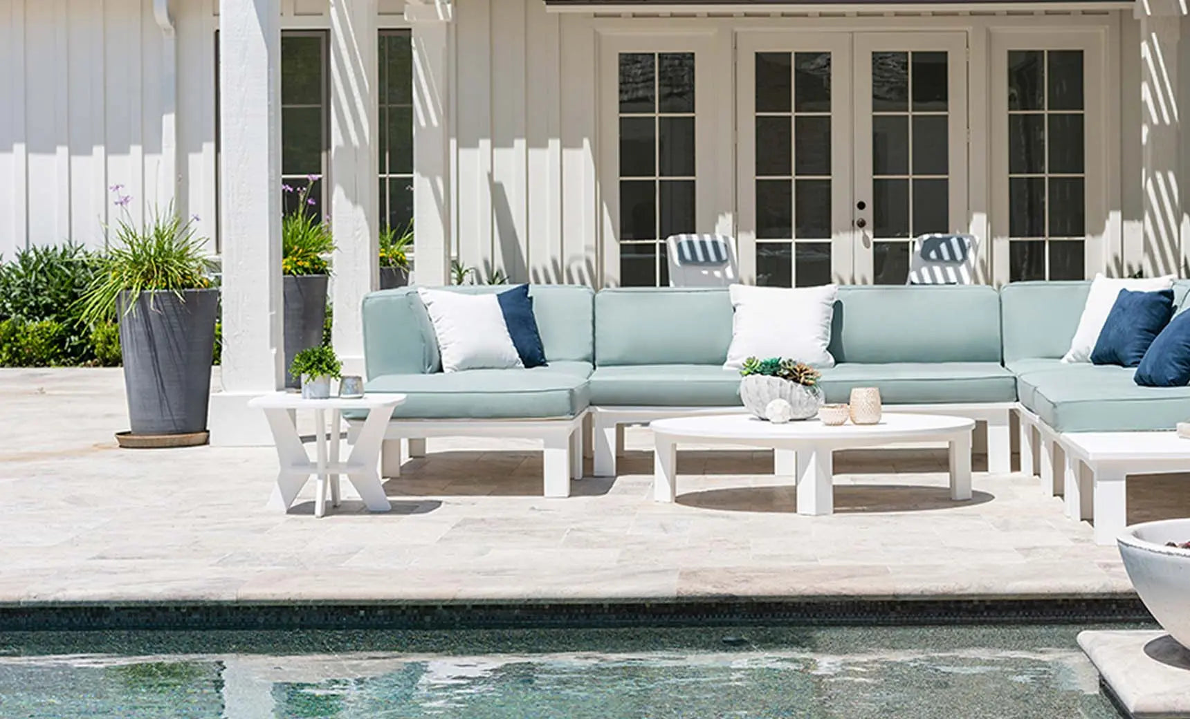Mainstay sectional corner sofa in beige with L-shaped armrests and cream-colored cushions